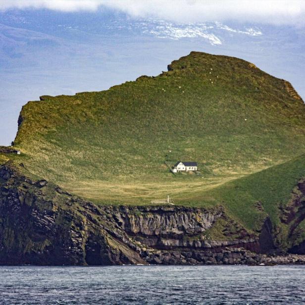 Im Internet bekannt geworden als das "einsamste Haus der Welt". Es liegt auf der Insel Elliðaey vor der Küste Islands.