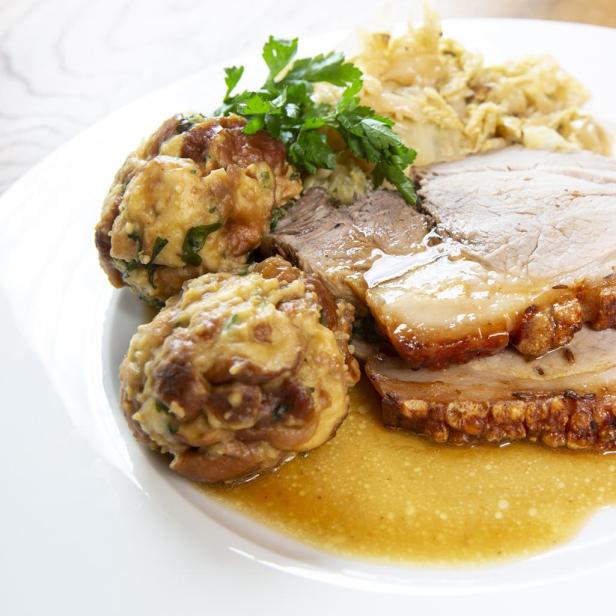 Bayerischer Schweinsbraten mit Brezenknödel von Tenor Jonas Kaufmann