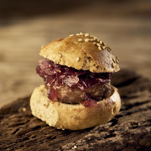 Mini-Burger mit Salsiccia und karamellisierten Zwiebeln