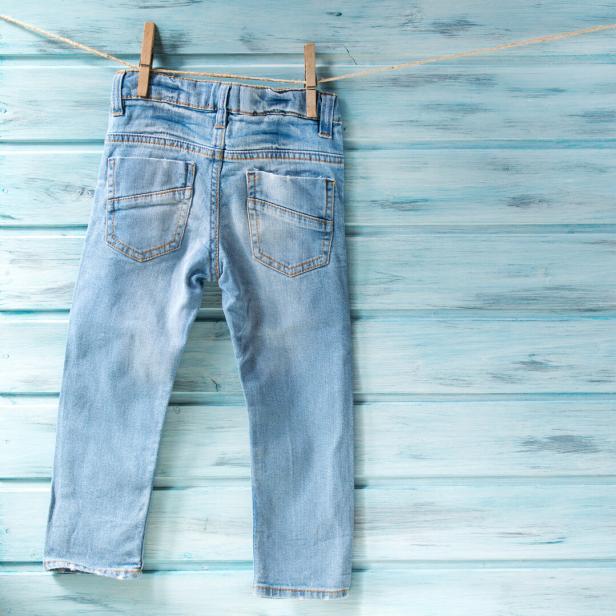 Jeans hängt hängt an der Wäscheleine