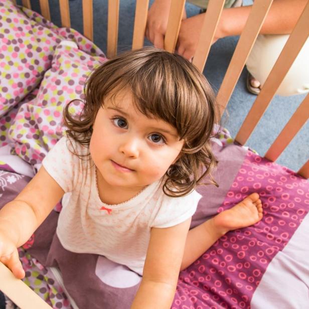 Beim Kinderbett sollten Eltern auf abgerundete Ecken achten