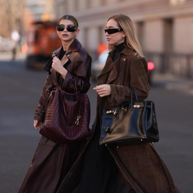 Sophia Geiss (links) mit der “Andiamo“-Bag von Bottega Veneta und Sonia Lyson mit einer Birkin-Bag von Hermes