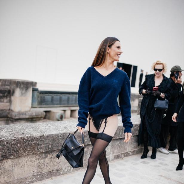 Alessandra Ambrosio bei der Balenciaga Show auf der Fashion Week Paris 2025