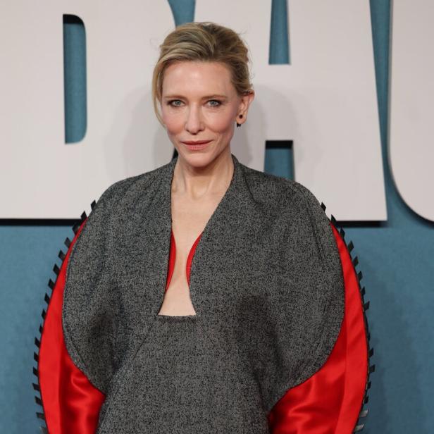 Cate Blanchett posiert auf der Filmpremiere von "Black Bag" in London.