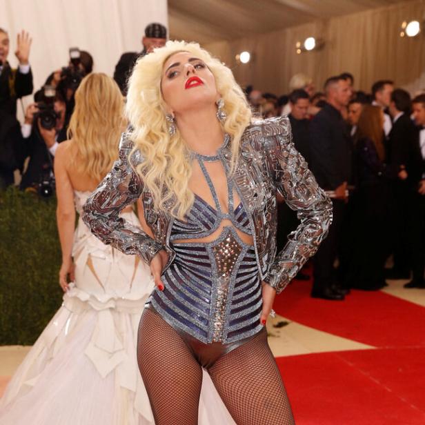 Lady Gaga posiert bei der Met-Gala in New York