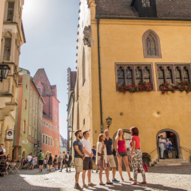 Eine Gruppe von Touristen steht auf einem Platz in Rothenburg ob der Tauber.