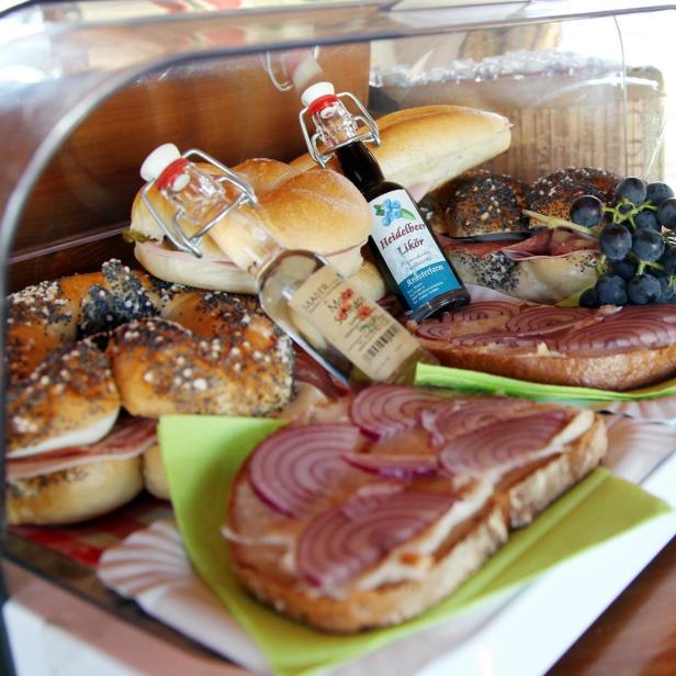 Snacks im Jausenwagerl der Waldviertelbahn Ein Tablett mit verschiedenen Speisen auf einem Tisch, bereit zum Servieren.
