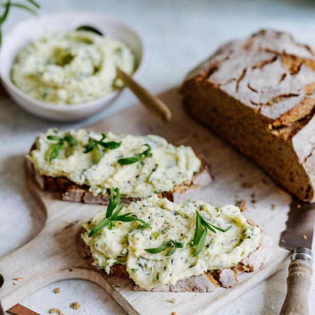 Zu sehen sind Brotscheiben mit einem Erdäpfelkas und Estragon Aufstrich