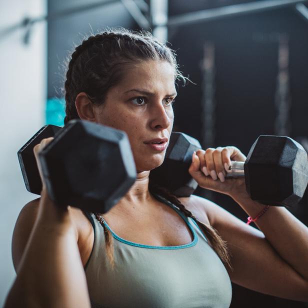 Mindestens zwei Mal pro Woche sollte man Krafttraining betreiben.