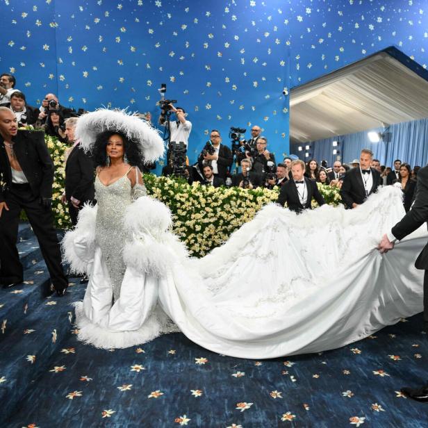 Diana Ross trug eine weiße Robe mit fünf Meter langer Schleppe Diana Ross trug eine weiße Robe mit fünf Meter langer Schleppe