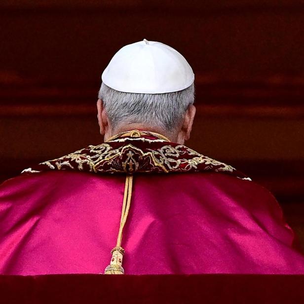 Papst Franziskus von hinten, mit Pileolus und rotem Umhang.