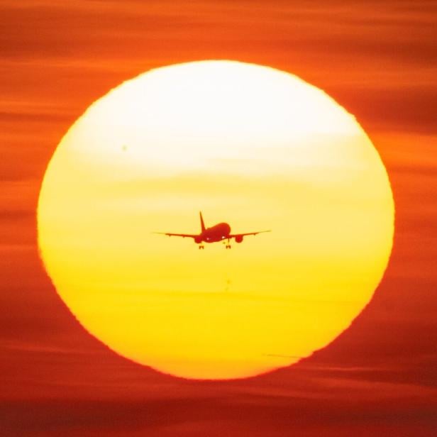 Flugzeug vor Sonnenuntergang