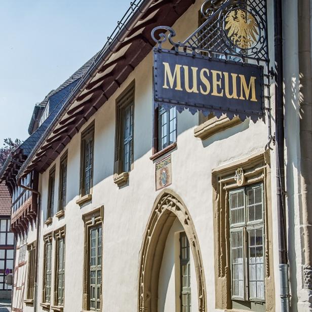 Goslarer Museum Straßenschild mit der Aufschrift „Museum“, das auf das Goslarer Museum hinweist.