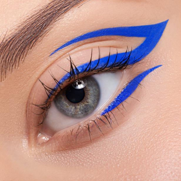 Blauer, grafischer Eyeliner. Blauer, grafischer Eyeliner.