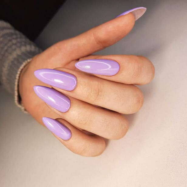 Nägel im Lavender Milk Style.