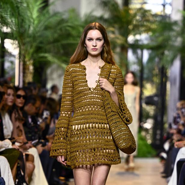 Elie Saab: Runway - Paris Fashion Week - Womenswear Spring-Summer 2025