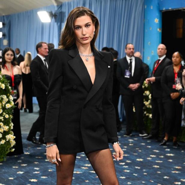 Hailey Bieber posiert auf der Met-Gala