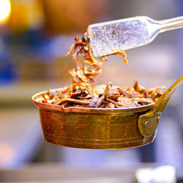 Zur Qualität von Dönern tragen die Frische und hygienische Beschaffenheit des Fleisches am Spieß und der anderen Zutaten bei.