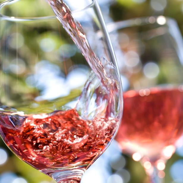 leichter Sommer Wein und sparkling Tea im Trend