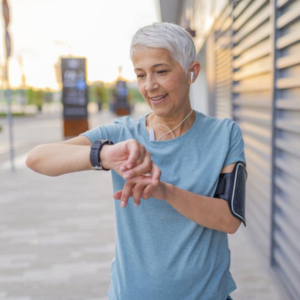 Smarte Fitnessuhren messen die Herzfrequenz. Smarte Fitnessuhren messen die Herzfrequenz.