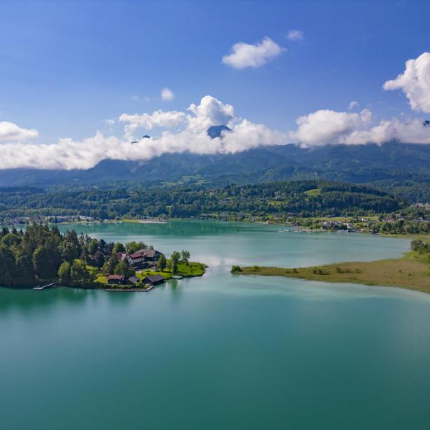View of the Faaker See and the Karawanken with the Mittagskogel Blick auf den Faaker See mit Insel in der Mitte. Dahinter die Karawanken und der Mittagskogel