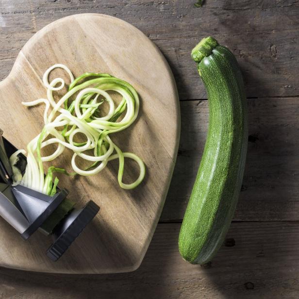 Aus Zucchini kann man mithilfe eines Spiralschneiders Zoodles-Pasta machen: Nudelförmige Zucchini.