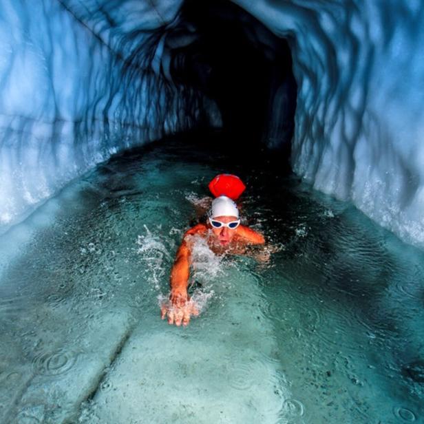 Eisschwimmer im Natur Eis Palast Hintertux