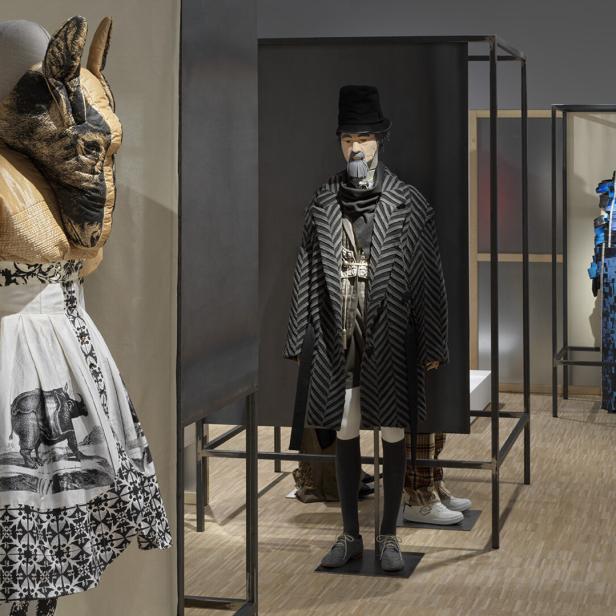 Ausstellungsraum im Museum mit einem blauen Kleid aus von Hand geschnittenen Lederstreifen (von Flora Miranda)