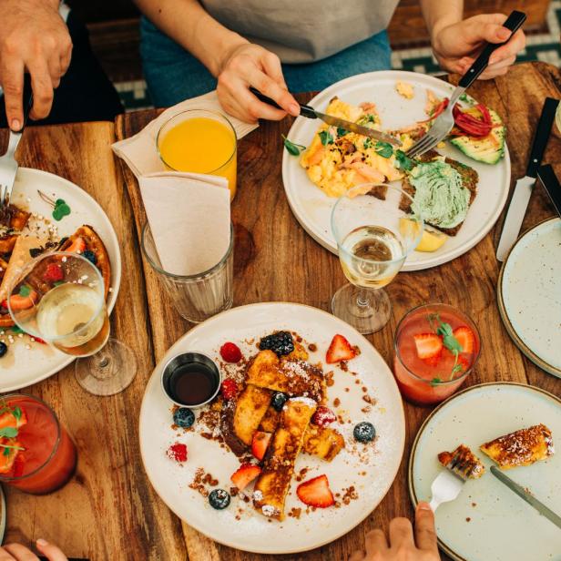 Brunchen am Land: Die Top 5 Lokale. Personen essen Frühstück am Tisch