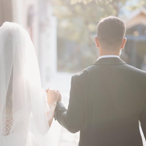 Paar bei der Hochzeit von hinten.