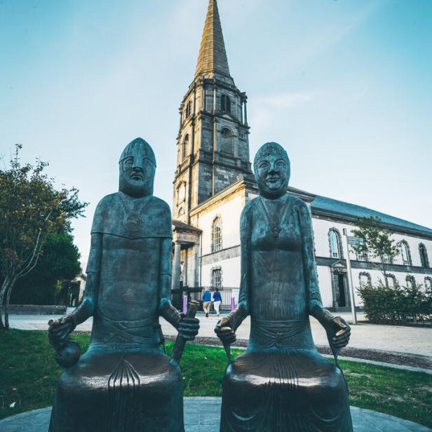 2,4 Meter hohe Bronzefiguren vor der Kathedrale von Waterford im Südosten Irlands: Strongbow heiratet Aoife – ihre Drachenbrosche zeigt ihr Wikingererbe.