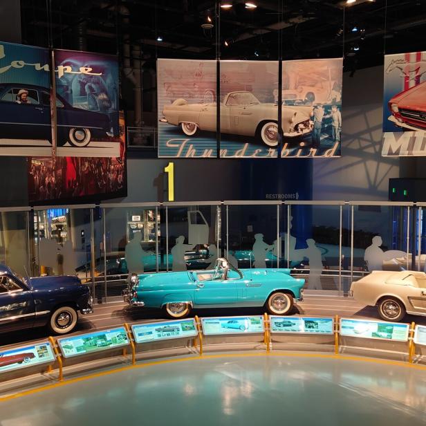 Ausstellung mit Oldtimern der Marken Ford Coupe, Thunderbird und Mustang.