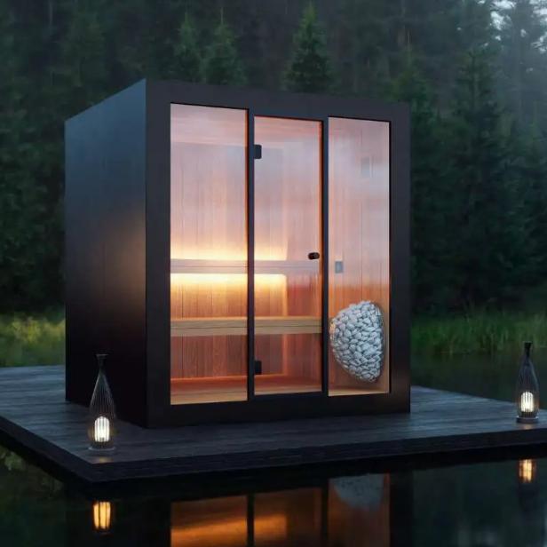Eine Sauna steht auf einem Steg inmitten eines Sees.