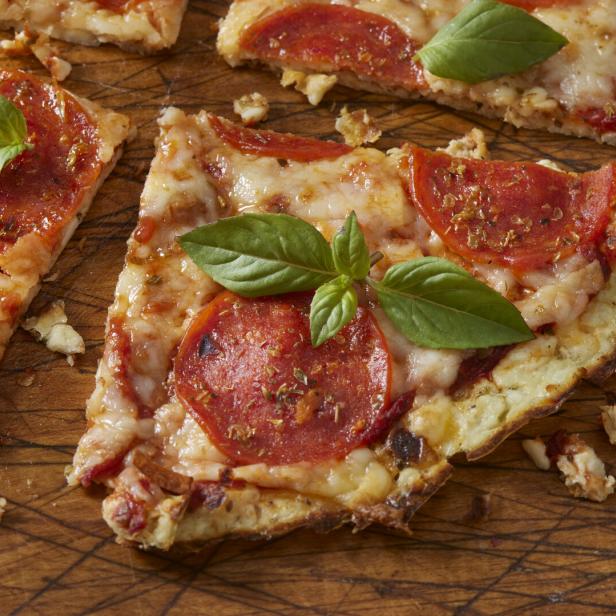 Protein-Pizza mit einem Teig aus Hüttenkäse