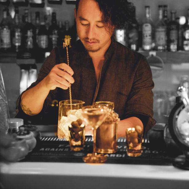 Mixologe Kan Zuo ist vielfach ausgezeichnet und steht seit Jahren hinter der Bar der "The Sign"-Lounge in Wien. Mixologe Kan Zuo ist vielfach ausgezeichnet und steht seit Jahren hinter der Bar der "The Sign"-Lounge in Wien.