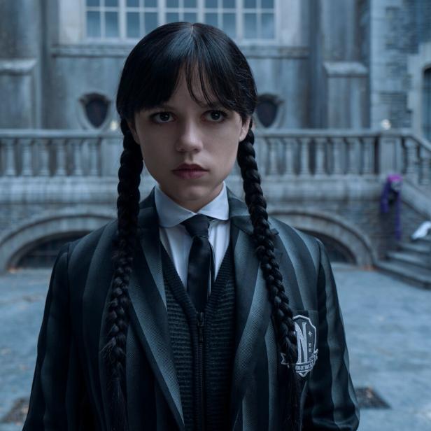 Gen Z Stare - Was steckt hinter der "Mir ist alles egal"-Miene? Foto von Jenna Ortega in Wednesday