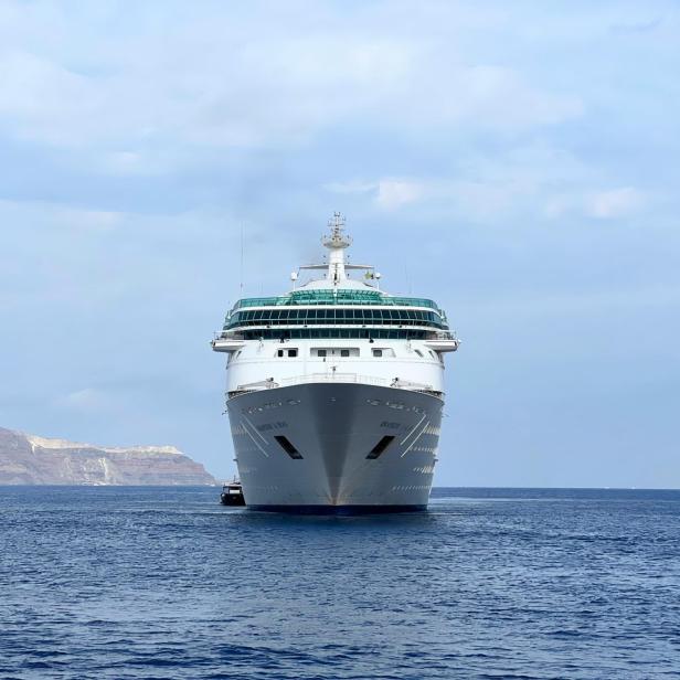 Kreuzfahrtschiff auf dem Meer.
