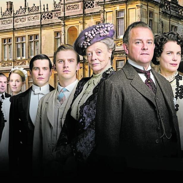 Der Cast der Serie Downton Abbey vor "ihrem" Herrenhaus