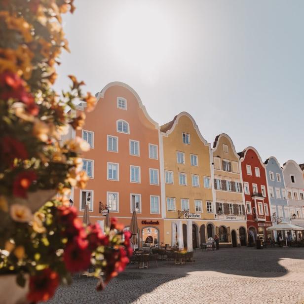 Barock Bürgermhäuser auf einem großen Platz, auf dem Blumenkisten stehen