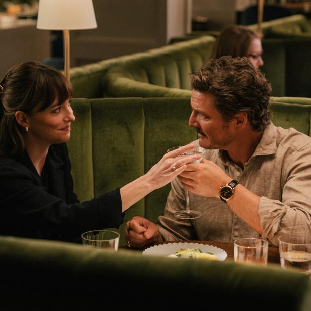 Dakota Johnson and Pedro Pascal on the set of The Materialists Dakota Johnson und Pedro Pascal am Set von The Materialists