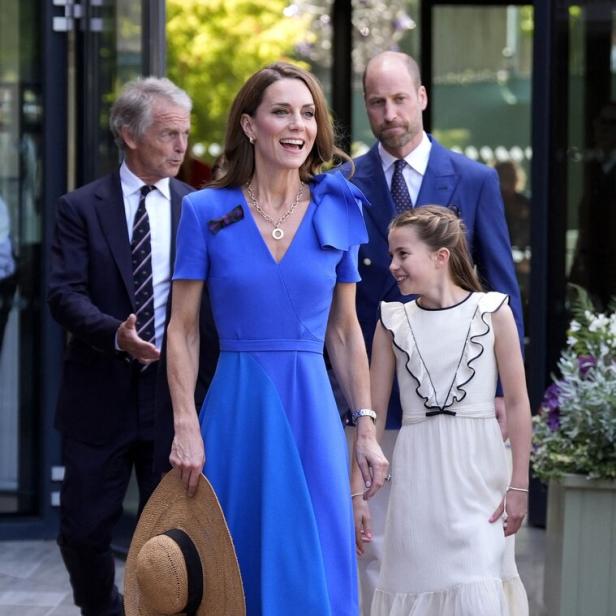 Prinzessin Kate mit ihrer Tochter, William und einem Begleiter auf dem Weg zu ihrer Tribüne in Wimbledon