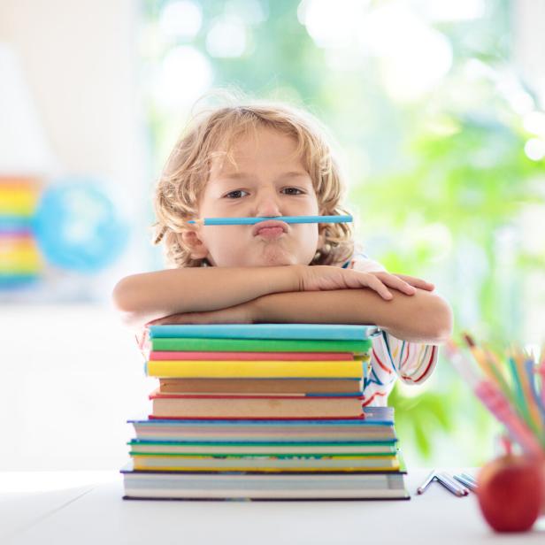 Kids doing homework. Children go back to school. Schulkind macht Hausaufgaben