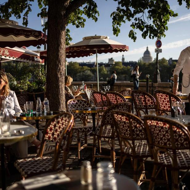 Ein Cafe in Paris im Außenbereich mit vielen Stühlen 