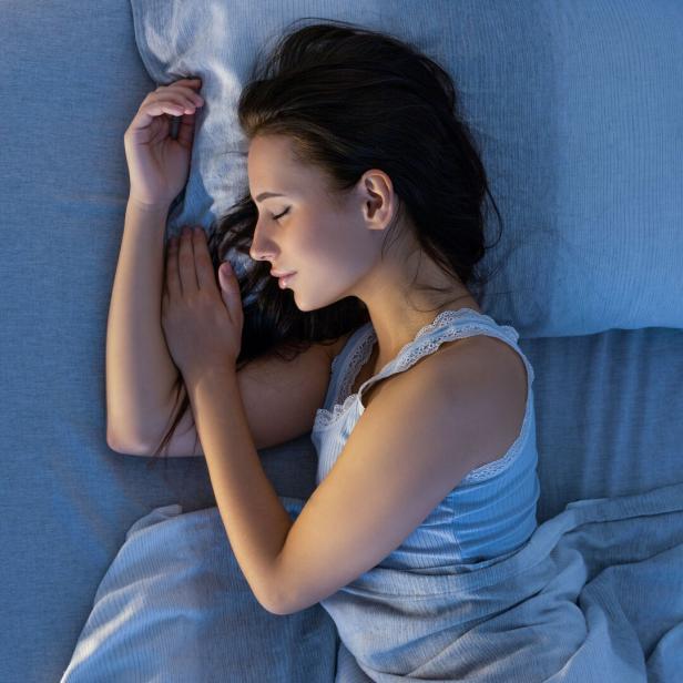 Frau schläft im Bett