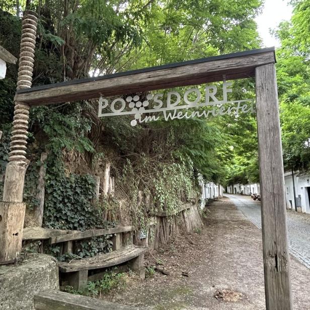Radyweg, Poysdorfs älteste Kellergasse: Über hundert Keller reihen sich hier aneinander.  