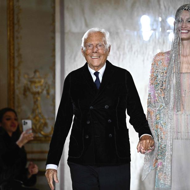 Designer Giorgio Armani bei der Paris Fashion-Week im Jänner 2025 mit dem lettischen Model Agnes Zogla auf dem Laufsteg