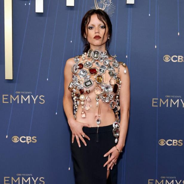 Jenna Ortega auf dem roten Teppich bei den Emmys. Jenna Ortega auf dem roten Teppich bei den Emmys.