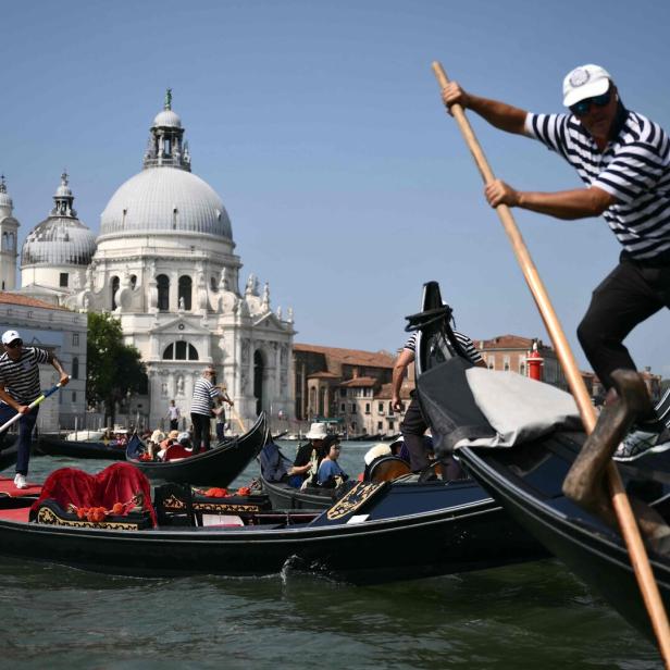 ITALY-VENICE-WEDDING-BEZOS-ARRIVALS