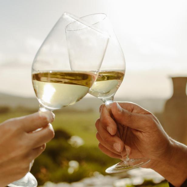 Weißwein Tipps: Die besten Weißweine mit Substanz für den Herbst - zwei Weingläser stoßen an.