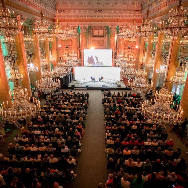 46-218772790 Ein großer Saal der Wiener Hofburg mit Lustern und vielen Menschen